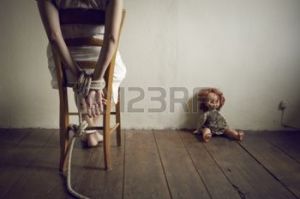 16141251-mujer-joven-atada-a-una-silla-en-una-habitaci-n-vac-a
