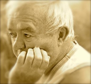 viejo-hombre-solo-y-triste-27096303