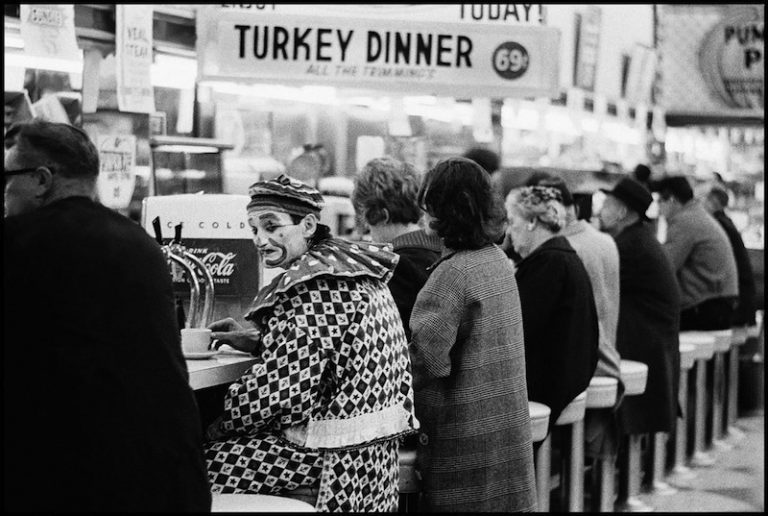 Thomas-Hoepker-USA.-Reno-Nevada.-1963.-A-clown-at-a-lunch-counter-in-a-diner-Magnum-Photos-NYC21748-copie-768x516
